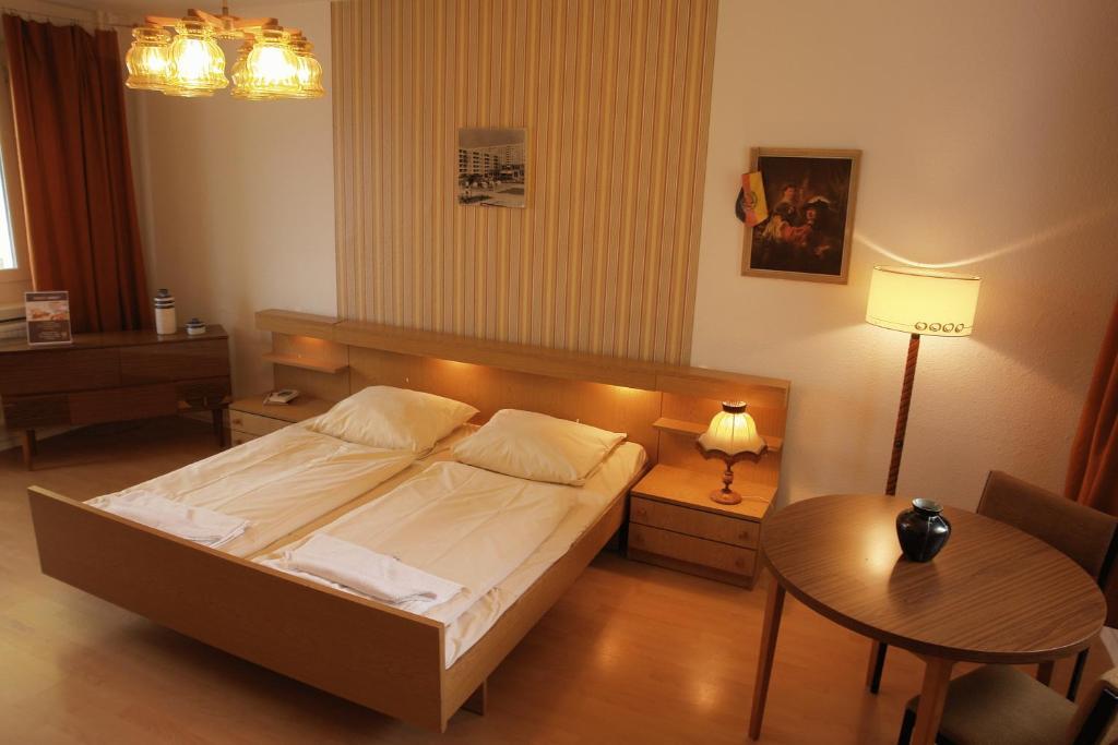 Ostel - Das Ddr Hostel Берлин Экстерьер фото