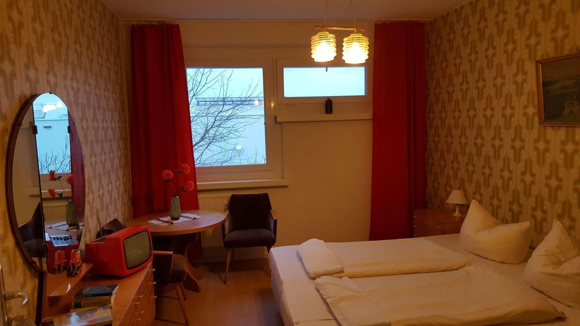 Ostel - Das Ddr Hostel Берлин Экстерьер фото