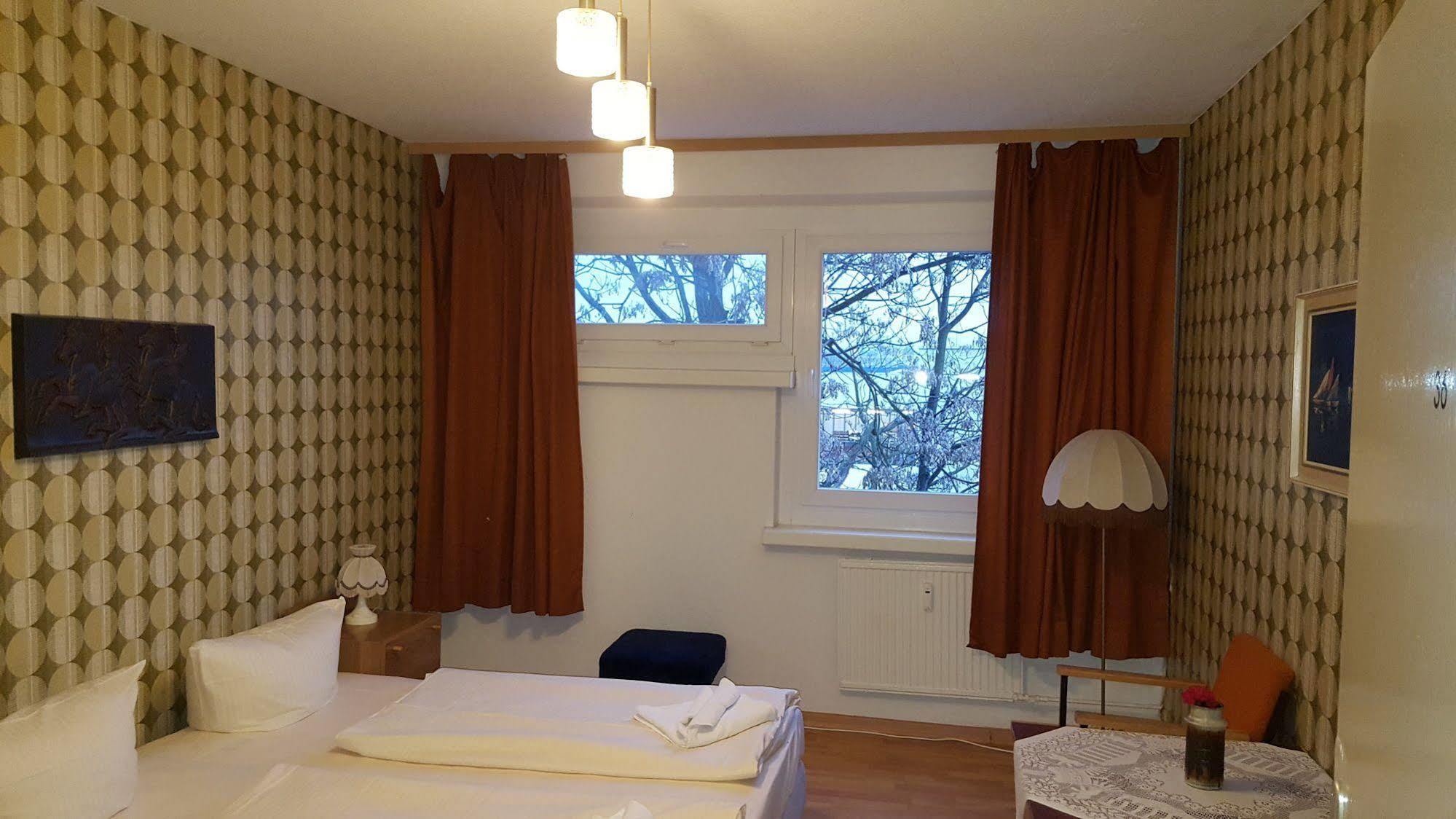 Ostel - Das Ddr Hostel Берлин Экстерьер фото